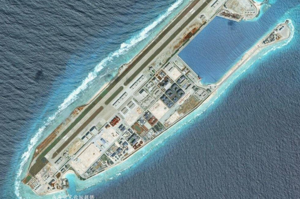 菲律宾34人登岛,南沙岛礁吹填10余年,中国海军向前推进上千公里?