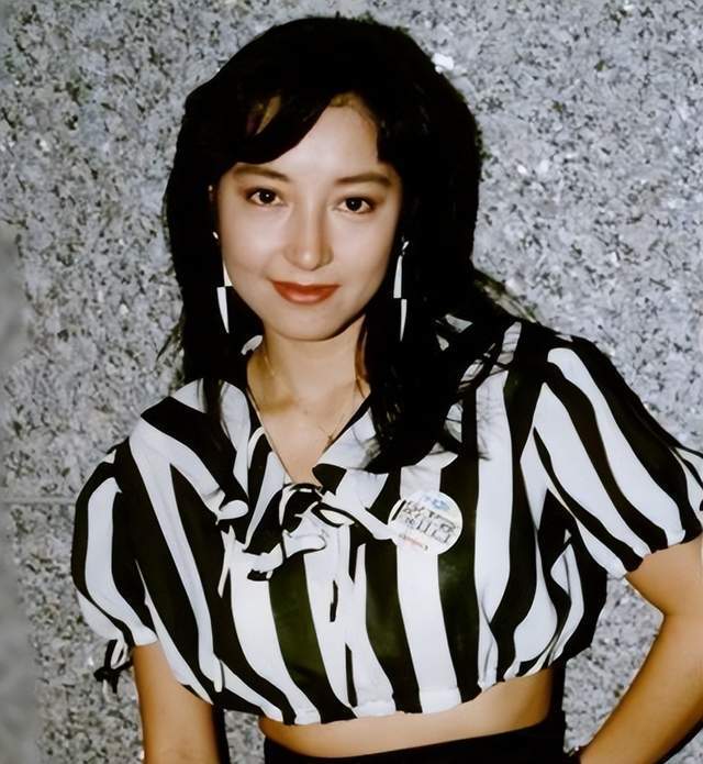 香港女歌手黎明诗患癌去世年仅58岁,在离婚后大方认爱女歌迷