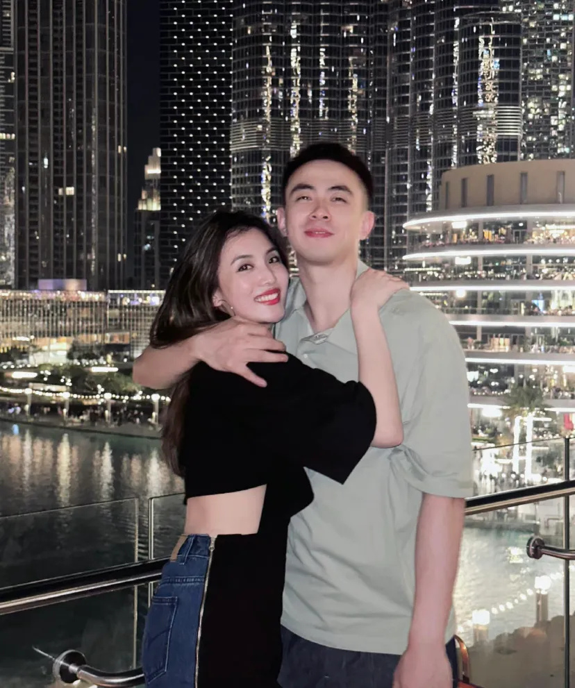 赵继伟与爱妻迪拜塔秀恩爱!辽篮夺冠后休闲时光,爱妻大长腿真美