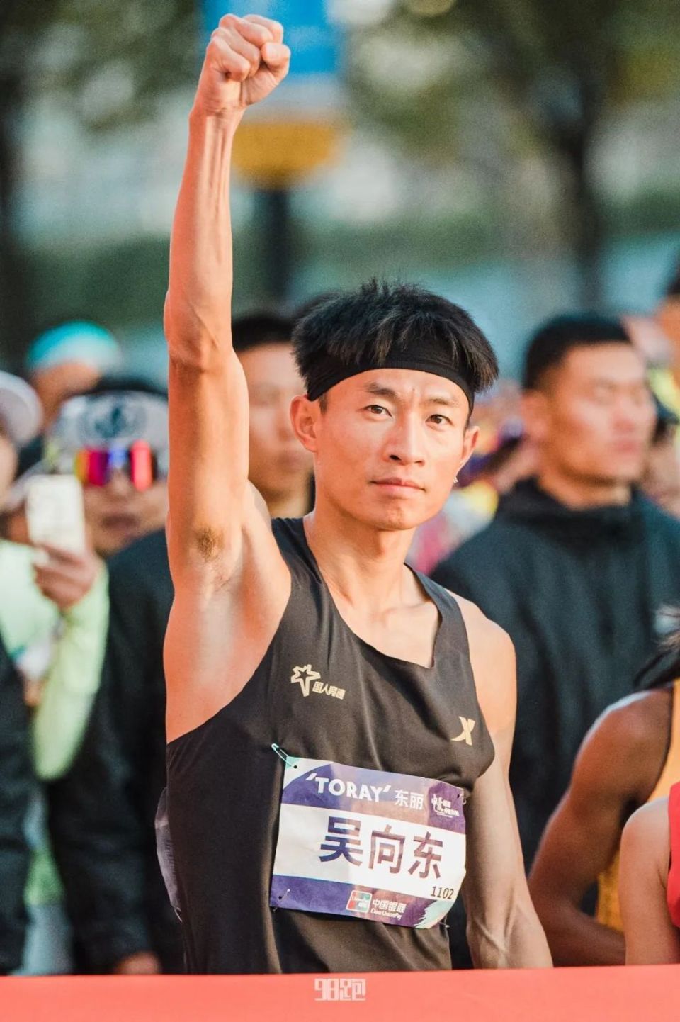 国人竞速 | 吴向东 白金上马冠军_腾讯新闻