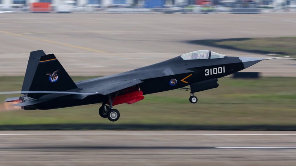 全新歼35出现中国将拥有全世界最先进的隐身舰载机远超f35