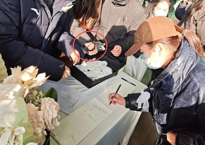 何晴告別儀式曝出噁心一幕！入殮師斥責媒體人，在告別廳門口架着攝像機拍攝 - 