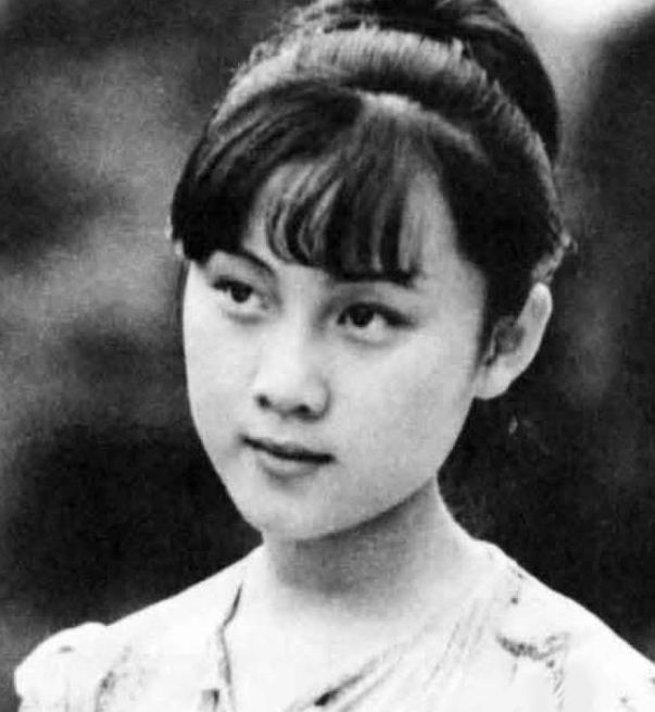 安雯：19岁因《红楼梦》得名，婚后23年被宠成孩子，却因痴情误终生_腾讯新闻