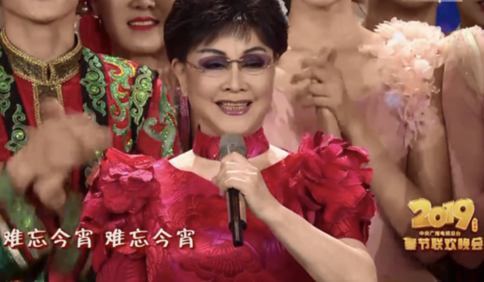 《难忘今宵》rap版本引热议,周深唱功获赞:颇有李谷一的味道_腾讯新闻