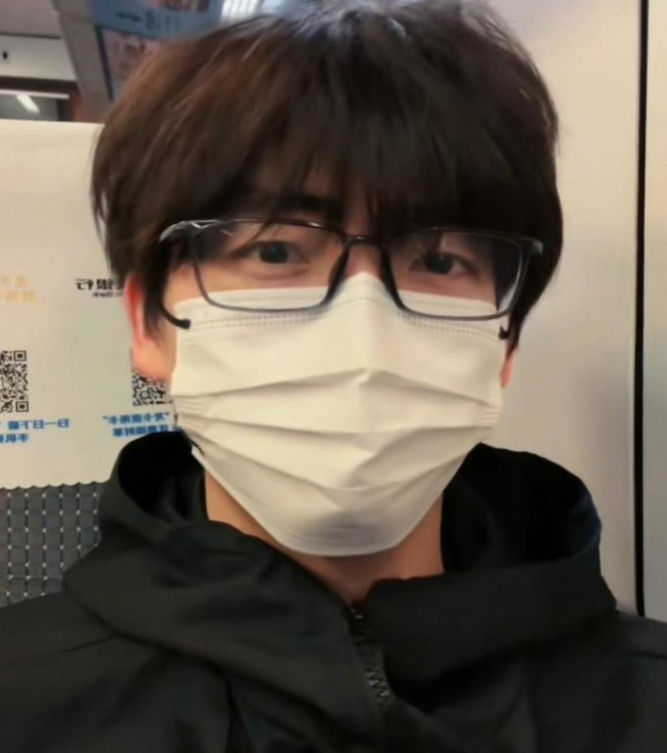 冲锋衣 口罩 眼镜,被称之为"帅哥三件套"