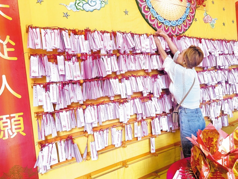 此外,即将再战娱圈的叶子楣,离开前不忘到文昌殿,摸一摸文昌笔,祈求