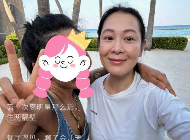 刘若英国外度假,皮肤松弛粗糙,小10岁老公露面