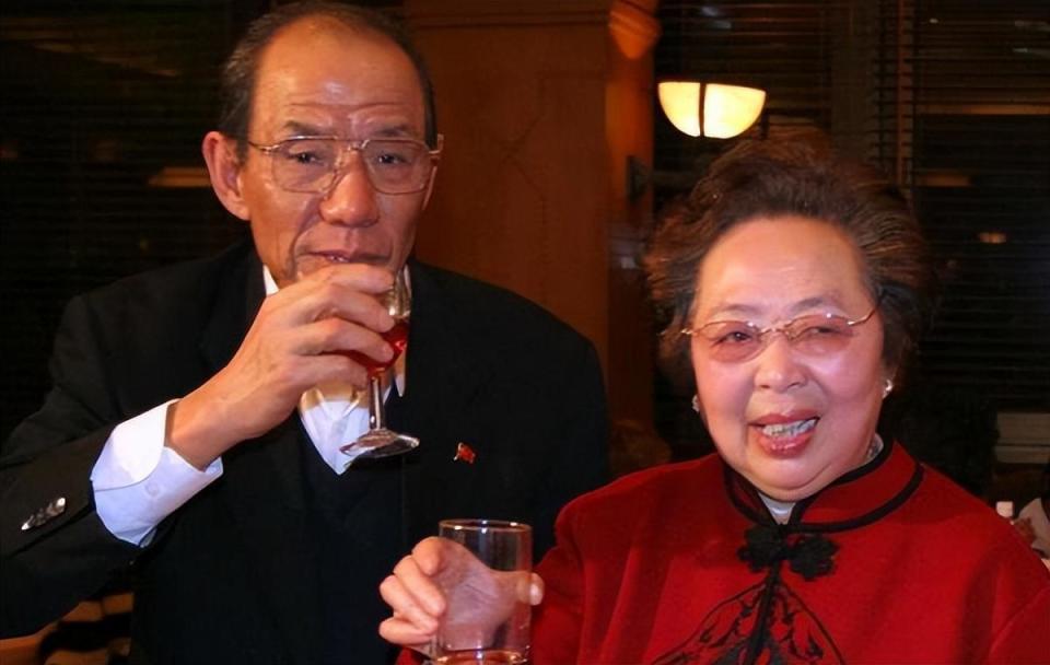 同时,魏宗万与妻子的爱情故事也告诉我们:不被祝福的婚姻并不一定没有