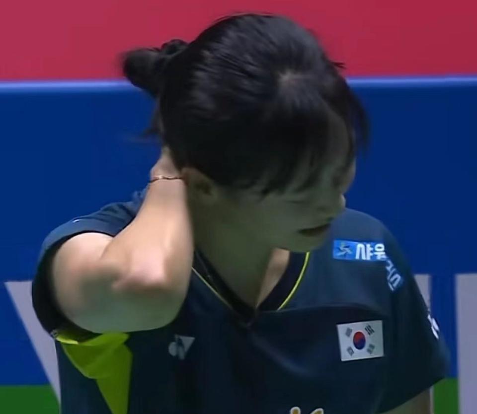 黄东萍偷后场弄哭蔡侑玎!奖杯太重让其面露难色,回应训话冯彦哲