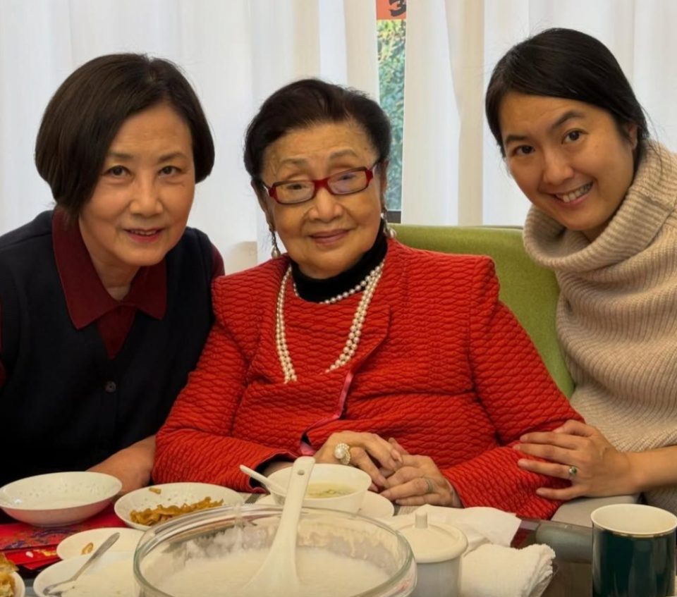 刘德华汪明荃拜访97岁越剧名伶 97岁仙姐精神矍铄_腾讯新闻