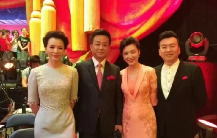 张泽群晒与朱军,董卿,周涛合影,合体主持过七届春晚,黄金搭档