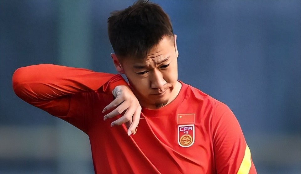 不公！本土最强后腰被雪藏，李源一遭伊万+久尔杰维奇接连冷落