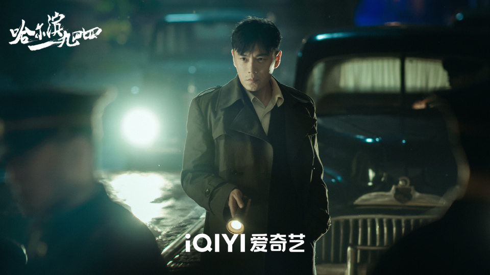 谍战剧双胞胎设定不算罕见,钟汉良在《一触即发》中便一人分饰两角,但