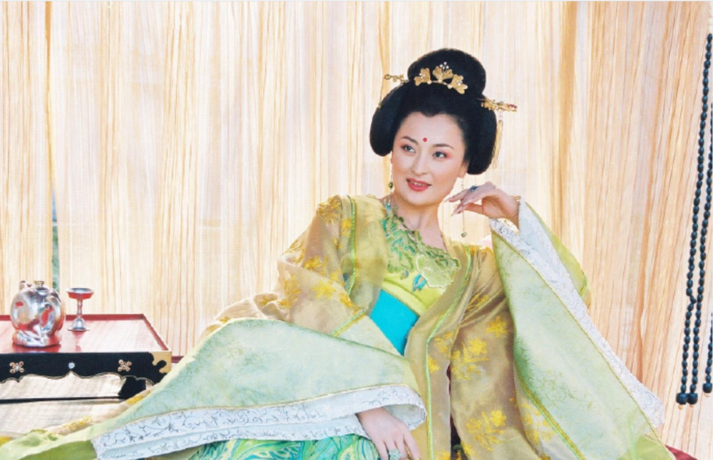 当年,王璐瑶凭《雪山飞狐》中的苗若兰爆红时才21