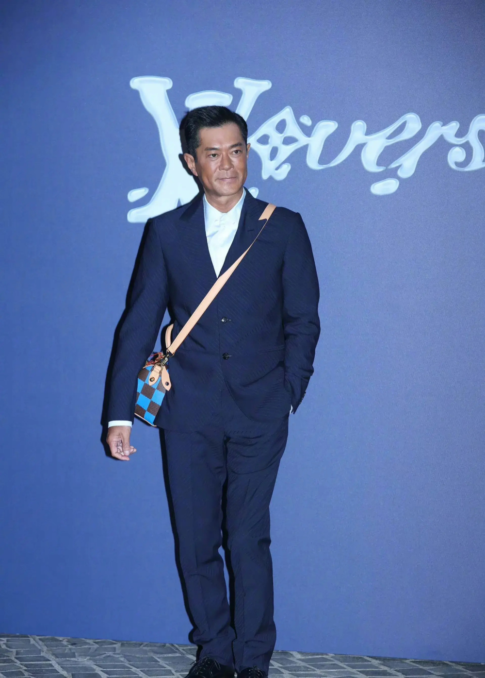 53岁古天乐和68岁周润发同台,脸僵笑容不自然,恐成下一个李连杰