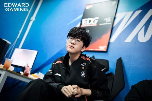 edg官宣jiejie意外摔倒住院治疗,因伤暂别lpl赛场_腾讯新闻