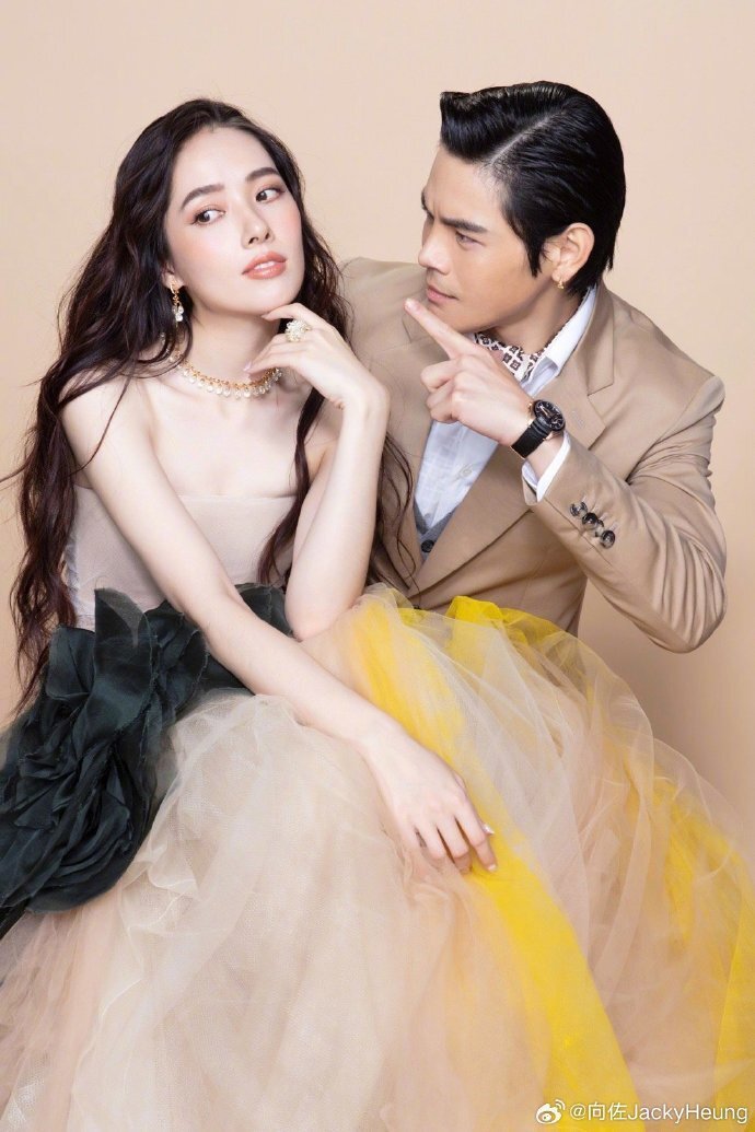 向佐郭碧婷甜蜜约会,夫妻俩乘地铁出行,吃平价餐馆超接地气_腾讯新闻