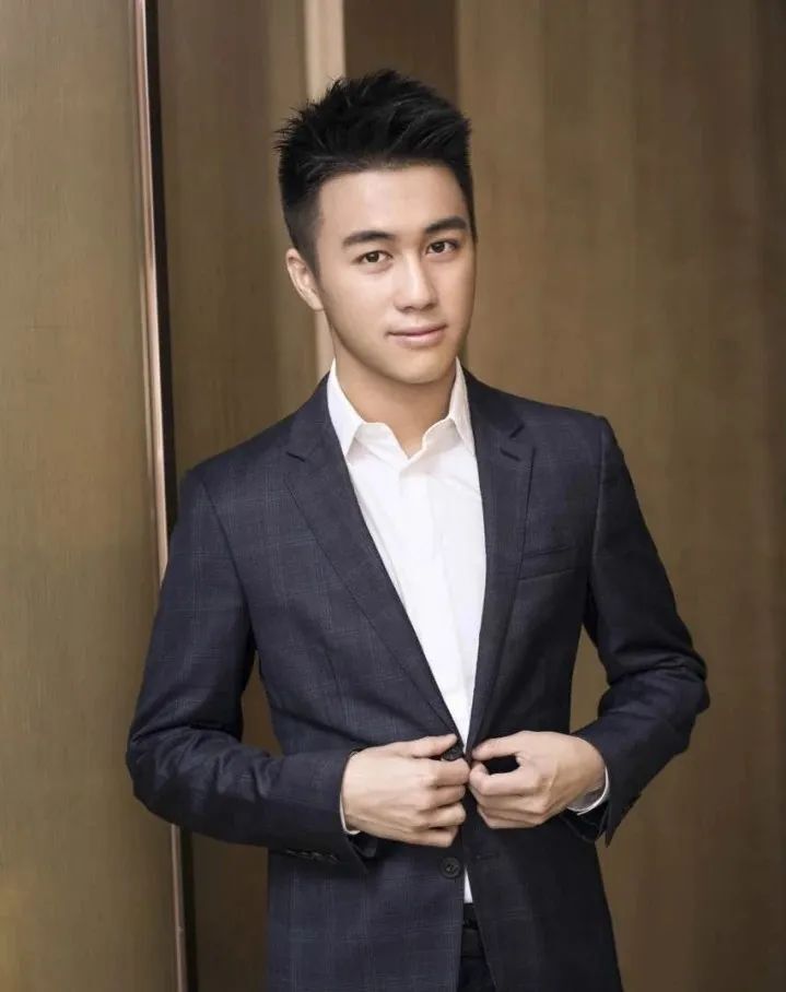 2013年,何猷君就读于美国麻省理工学院,之后又考上该校金融硕士.