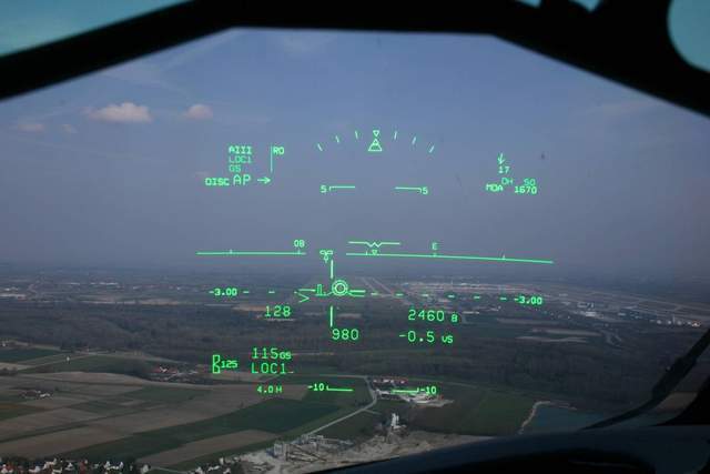 尤其是,它还配备了广角智能平视显示器(hud),可以将飞行高度,速度