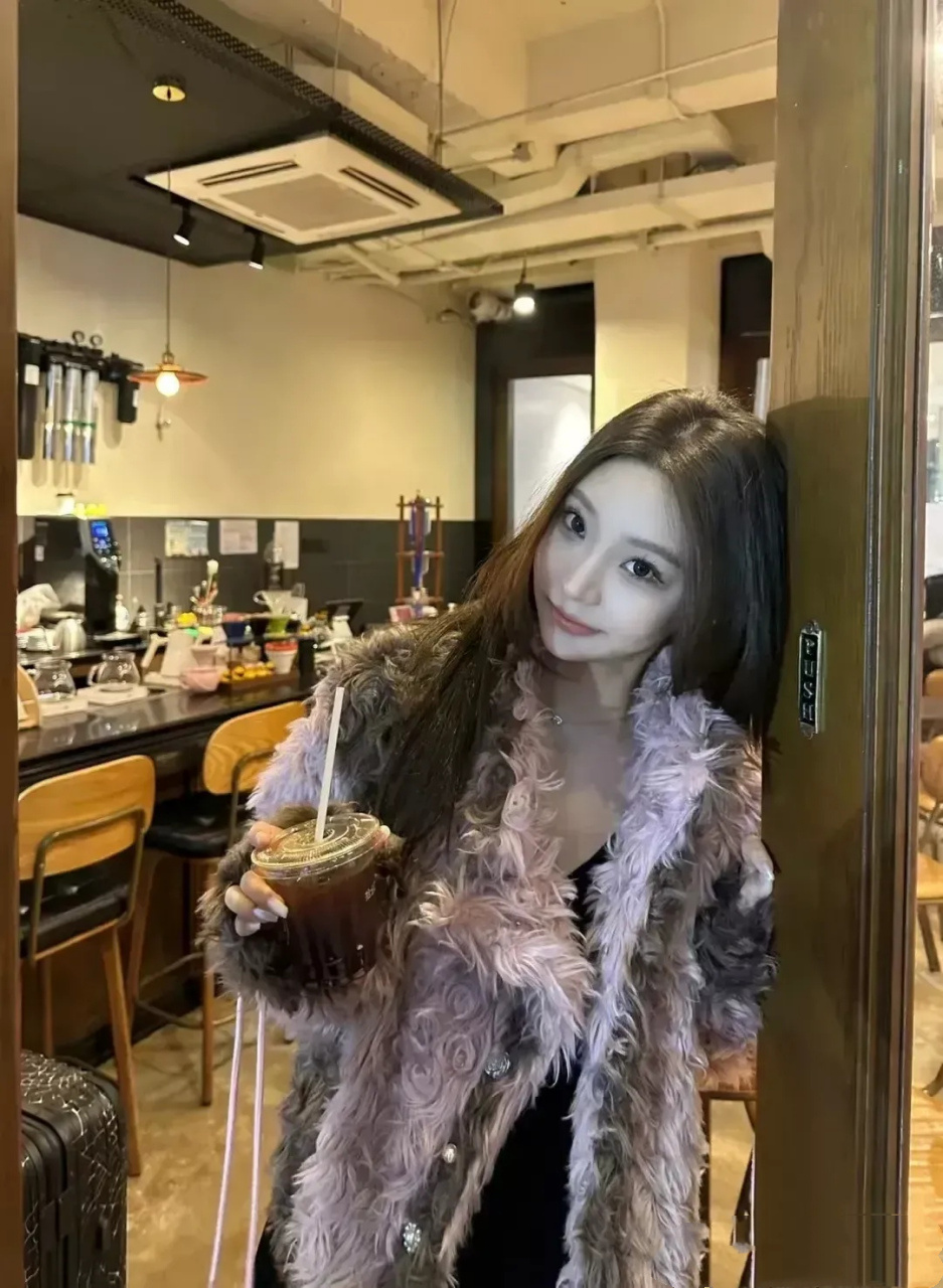 王思聪街边遇美女主动搭讪跷二郎腿不在意形象慎婕曝分手原因