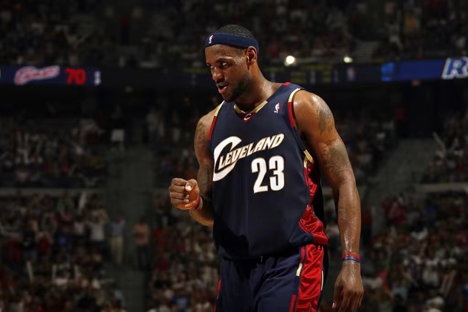 詹姆斯生涯10大最具代表性比赛:连得25分破活塞,18年总决赛1挑5