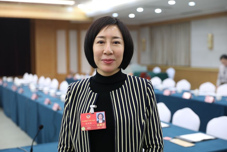 对穿着打扮极其讲究的张进霜落马了,她升任新职刚满半年