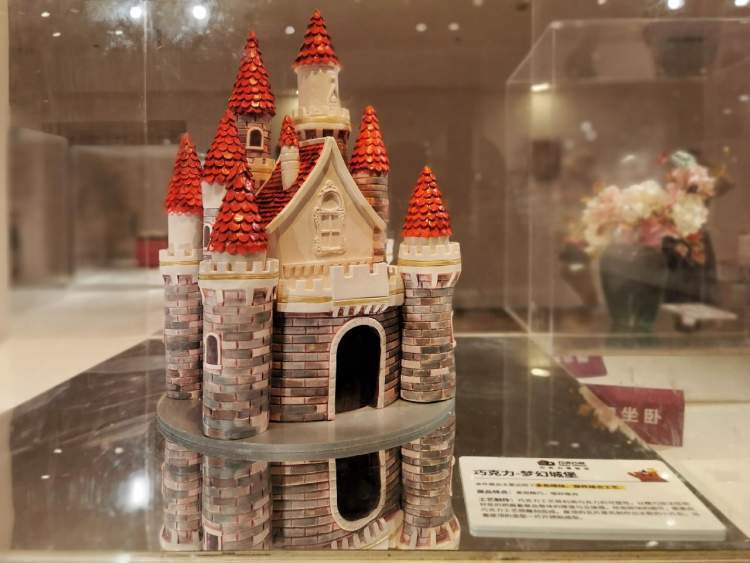 参观结束经过购物区,展台上各色巧克力琳琅满目,光彩夺目,路过试吃