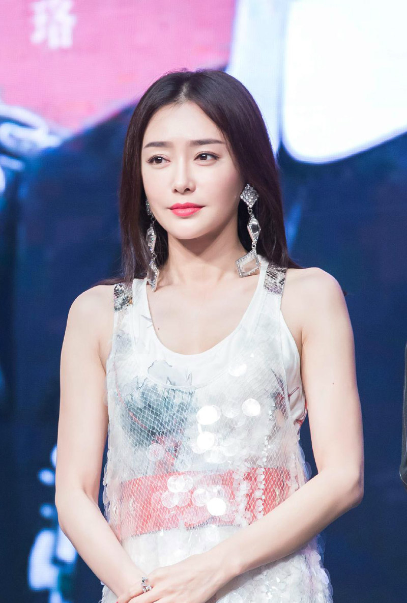 上身比基尼,下身牛仔裤,44的秦岚把「腰臀比」的完美展现到极致