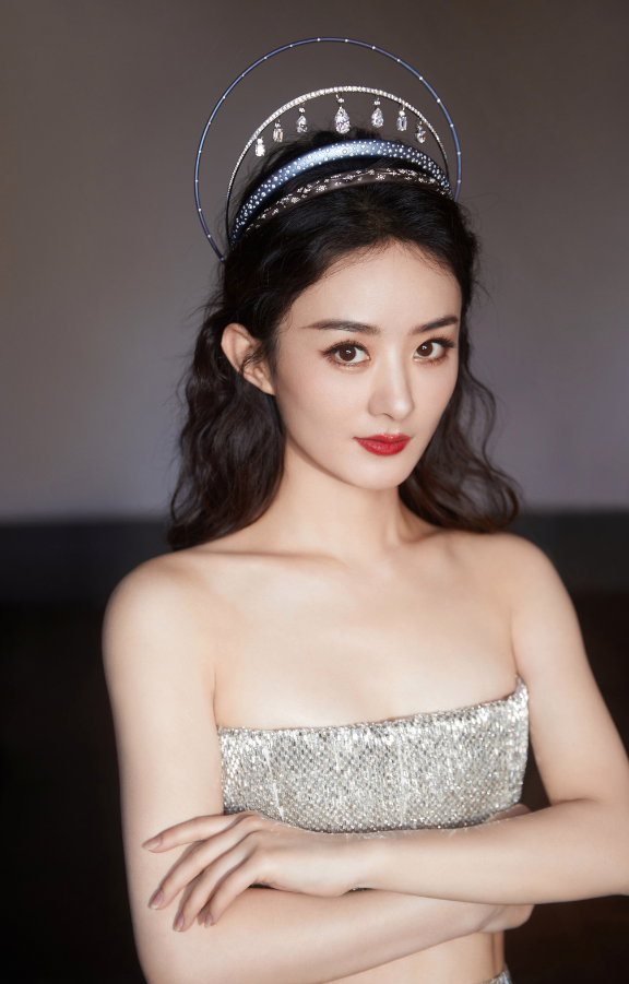 戴上了头冠的她又演绎了另一种风格,真有点"太阳女神"的意思了