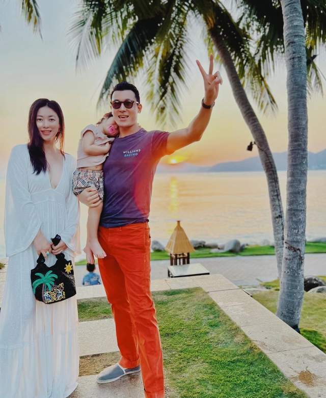朱珠分享海边全家福,穿泳衣大秀好身材,2岁女儿未继