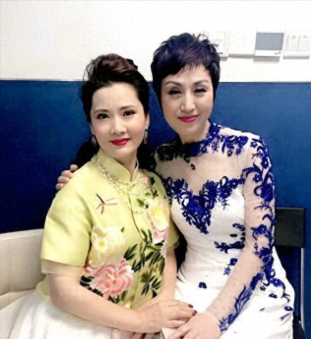 京剧名家史依弘：感谢前夫李成儒的儿子，离异19年为什么单身_腾讯新闻