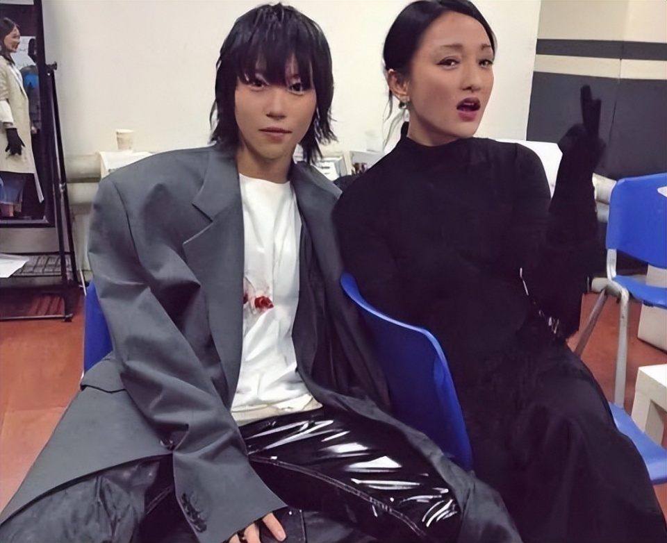值得一提的是,在电影《第十一回》中,窦靖童还扮演周迅的女儿,她们