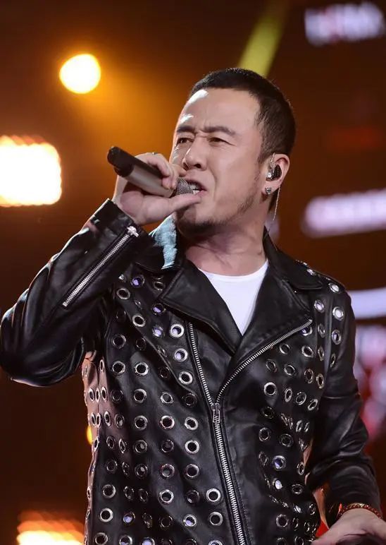 50岁杨坤的生活:多次带美女现身,抱着美女不撒手_腾讯新闻