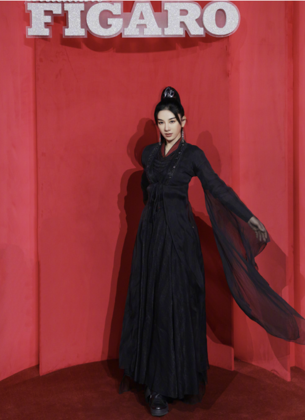 上海这一晚:张雨绮「脸好小」,万茜洒脱,46岁黄奕缠10层保鲜膜