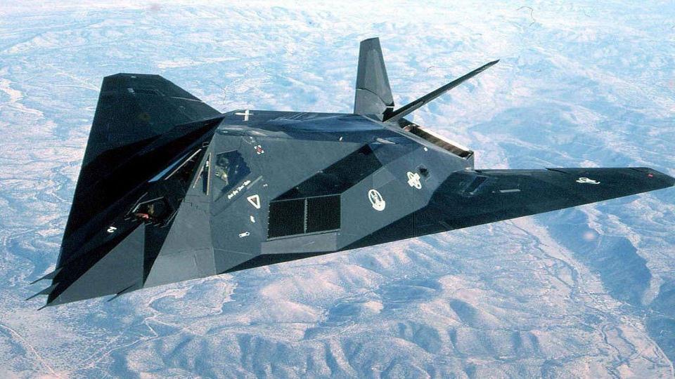 f117夜鹰 隐身战机的鼻祖 改变了战争面貌 外形很科幻