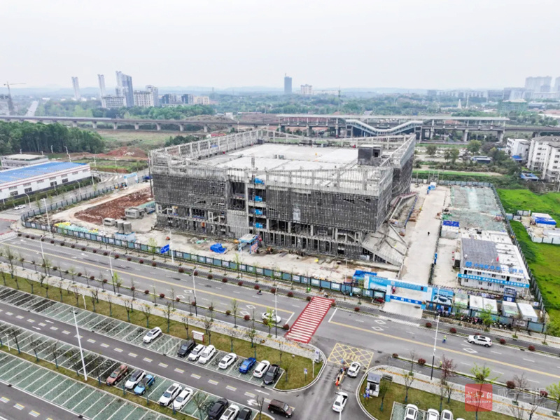 咸宁网讯 记者毛亚轩报道:4月7日,在市全民健身中心项目现场,施工人员
