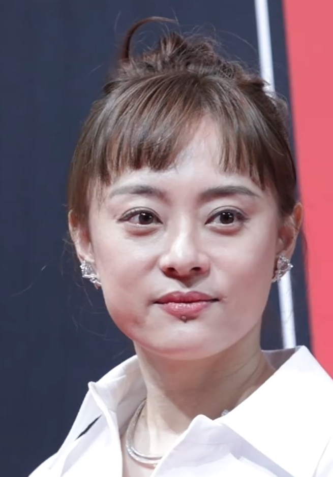 起因是孙俪出席了某场时尚盛典活动,现场的生图跟其他明星一样,被媒体