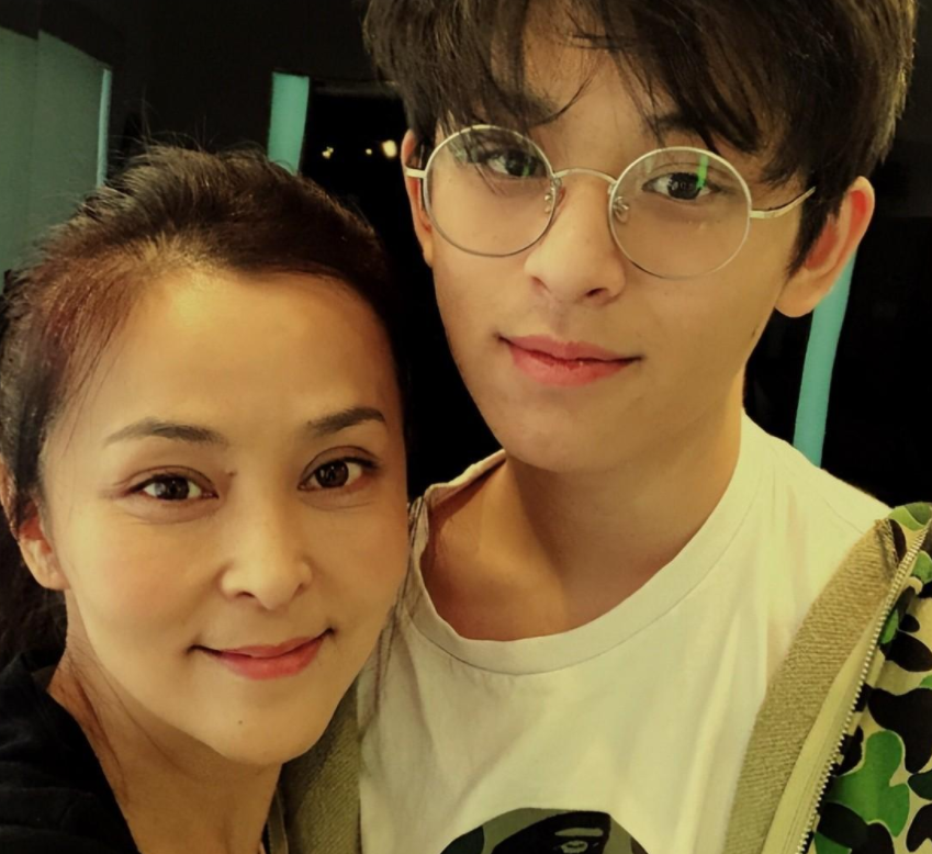 何如芸透露,李志希私下弄了个聊天群,把参演过这部戏的多位演员拉进去