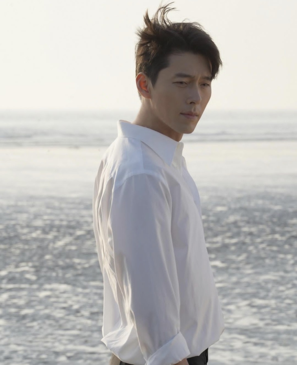 简约而不失优雅,玄彬最新广告亮相,白衬衫造型阳刚魅力十足