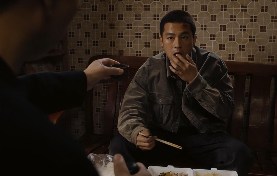 《不可告人》:31岁欧豪干饭,戳穿了多少"戏混子"的体面