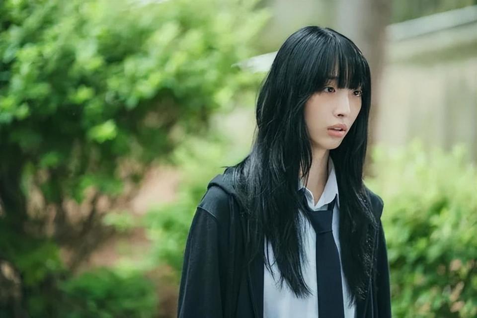 李彩玟还为剧中一起出演的柳多仁和姜娜彦送了一辆咖啡