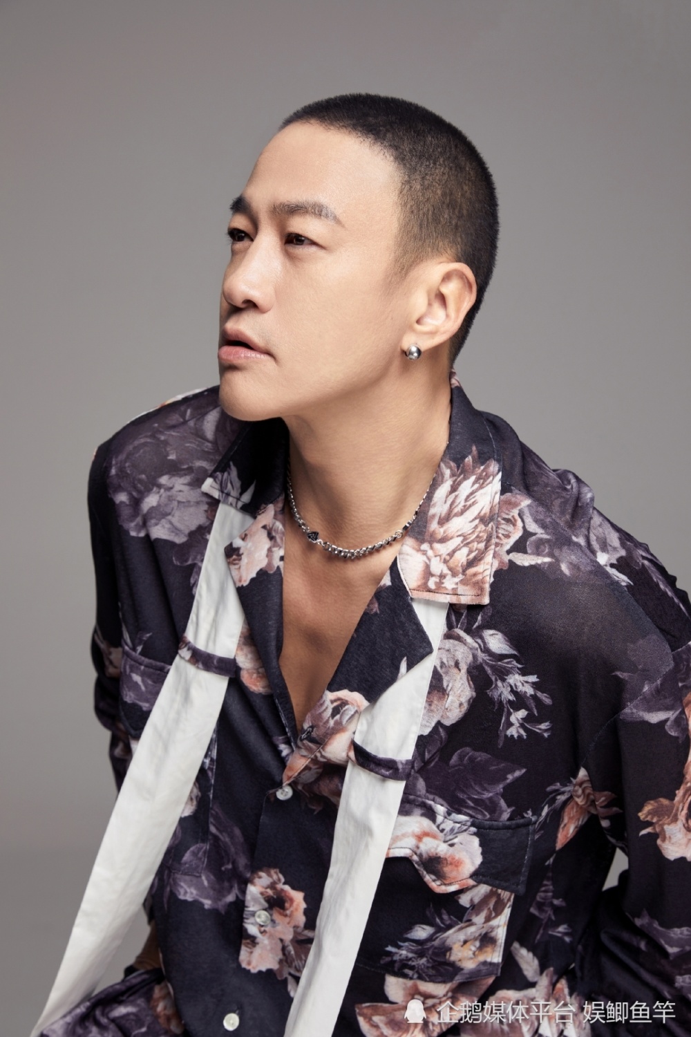 47岁型男何润东,寸头大片荷尔蒙爆棚,毫无大叔油腻感!_腾讯新闻