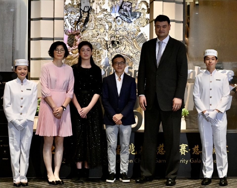 姚明亮相慈善晚宴:14岁女儿身高引热议,跟1米9的叶莉差不多高