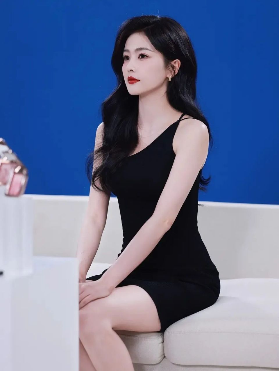 能够饰演可爱的少女,能够饰演英气的女将军,还能饰演霸气的女王,接