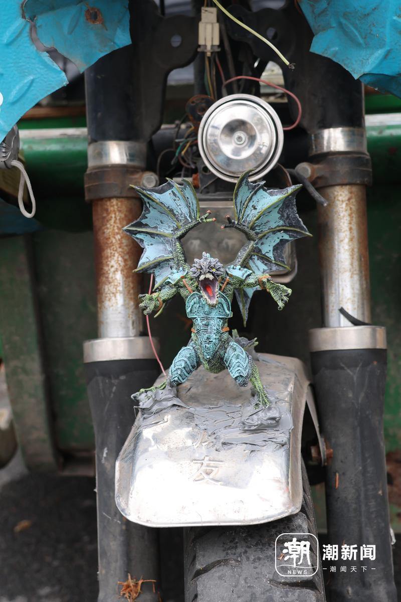 杭州和睦新村有辆被玩具装点的环卫车，背后藏着一位51岁大叔的童趣