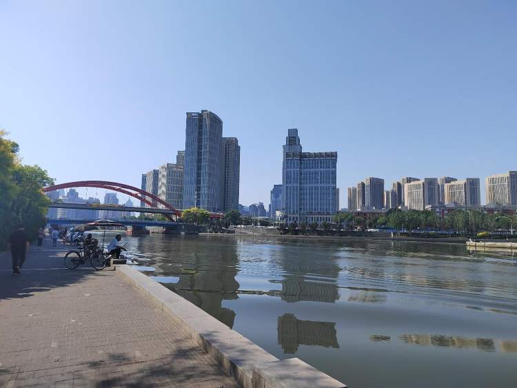 我们沿着海河一路向下游走去,两岸风景秀丽,水岸交融,高楼林立,古代