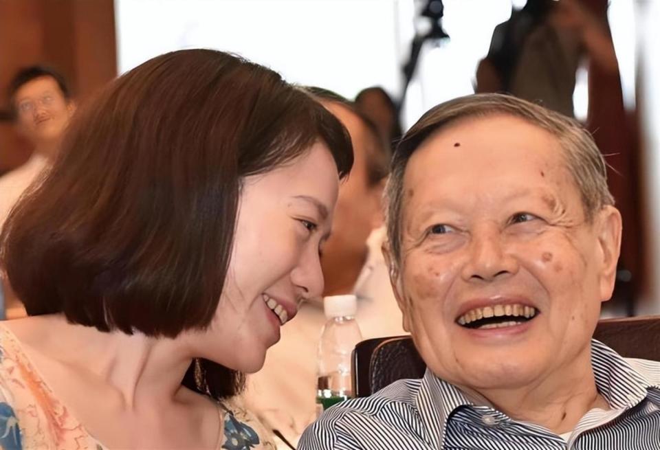 离世7月翁帆近况曝光，面相发生变化，杨振宁生前早已预判一切_腾讯新闻