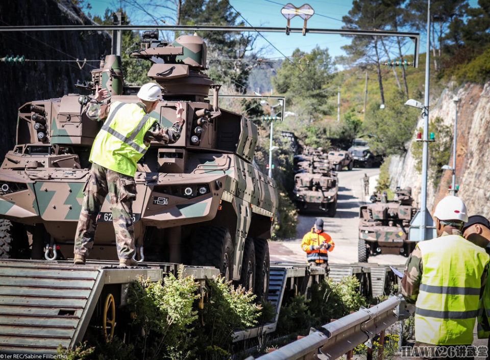 集腋成裘:美军m10轻型坦克实弹射击 香港警察换装qbz