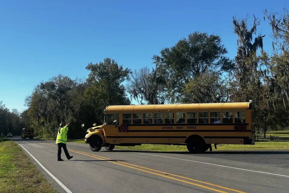 13歲女孩發現男同學傳播她AI果照，一怒扇他一巴掌！結果，她被開除了 - 