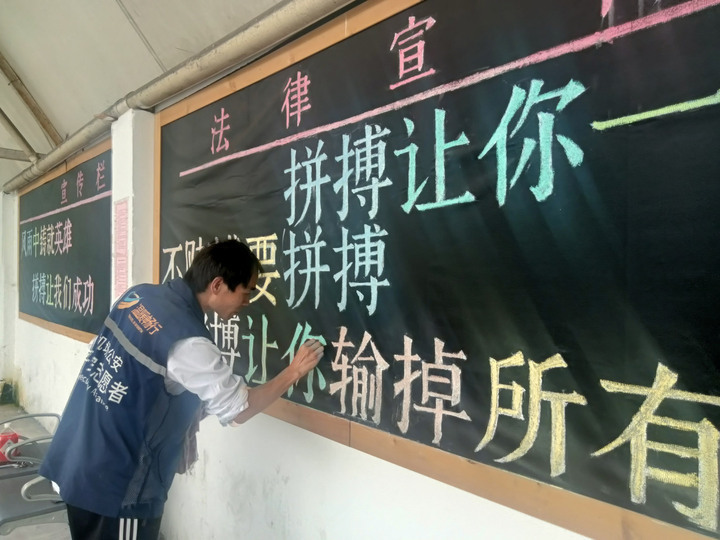 这位的哥在机场出黑板报:用一个人的力量,影响一群人